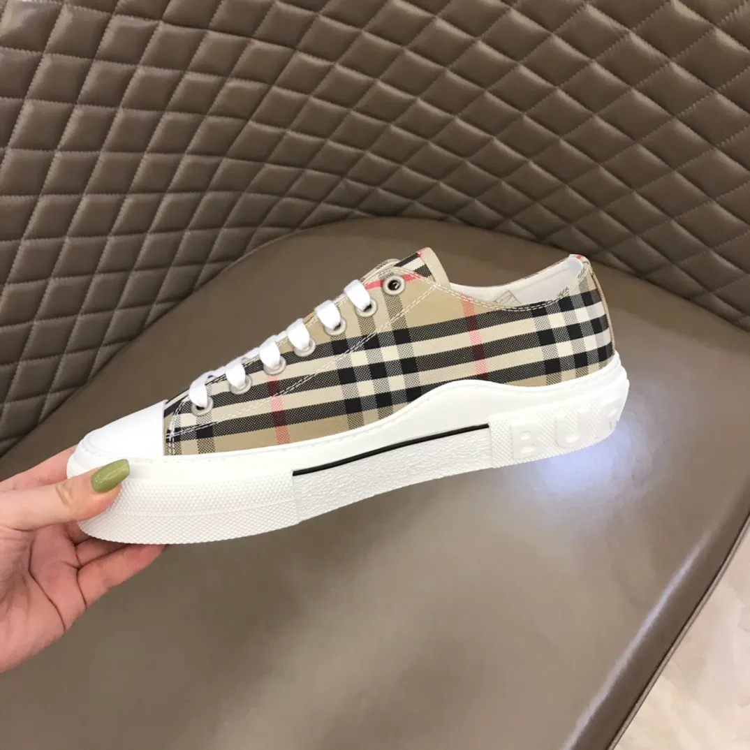 p400 "Burberr*" men's classic low-top sneakers, reinterpreted in Vintage check cotton material and decorated with a new brand logo. First-layer sheepskin lining, embossed Burberry logo on the heel, and original TPU outsole! Size: 38-44 No. 068